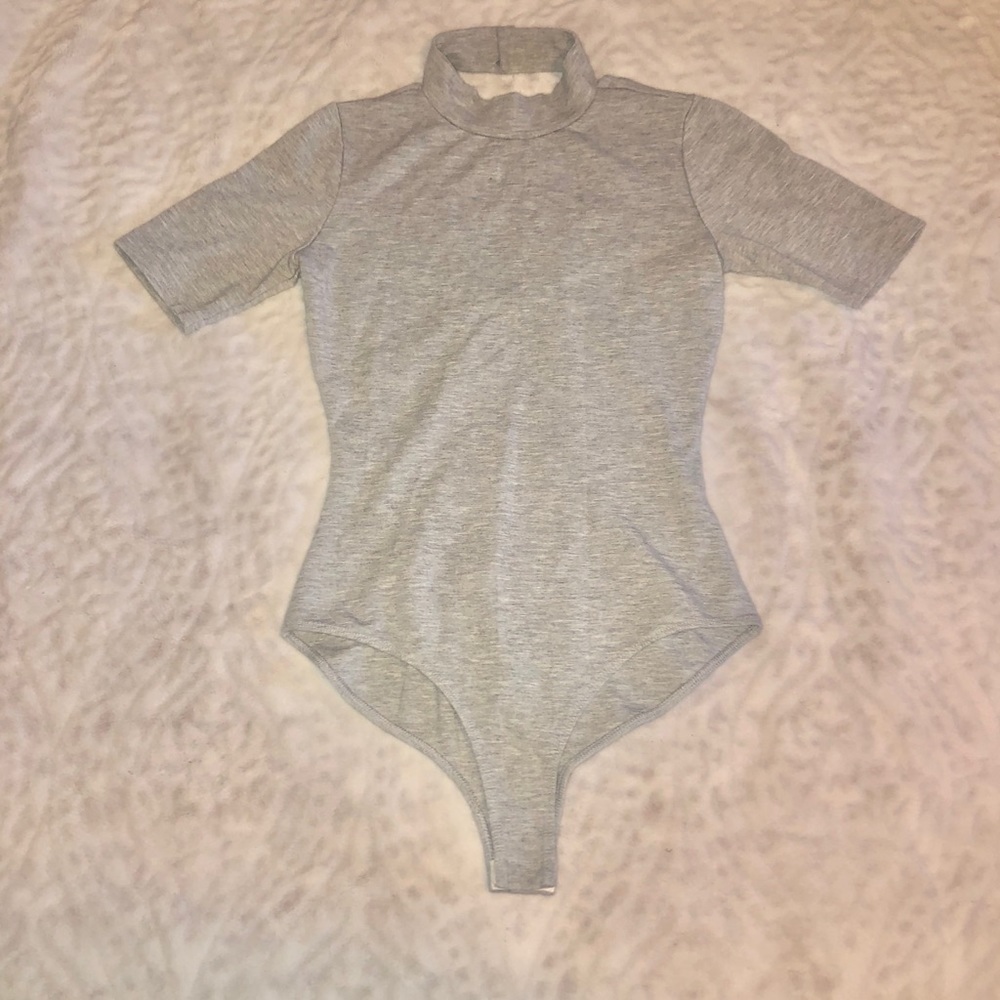 🤍☁️ Lulus’s Grey Choker Bodysuit ☁️🤍